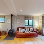 Luxury Waterfront Retreat I Private Sauna & Hot Tub *