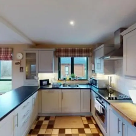 Luxury Waterfront Retreat I Private Sauna & Hot Tub