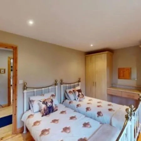 Luxury Waterfront Retreat I Private Hot Tub & Sauna I View Campsite