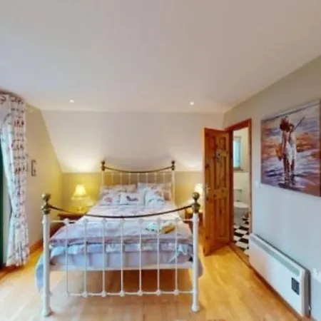 Luxury Waterfront Retreat I Private Sauna & Hot Tub