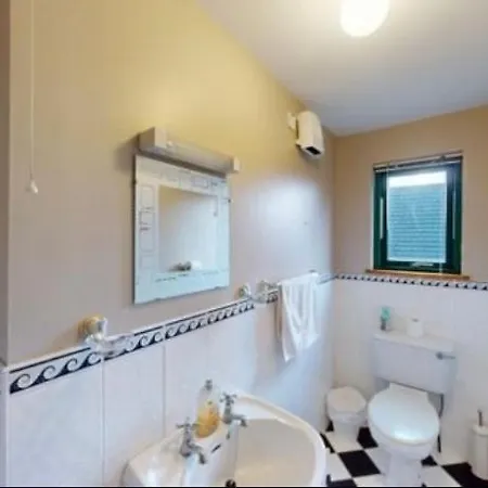 Luxury Waterfront Retreat I Private Hot Tub & Sauna I View *