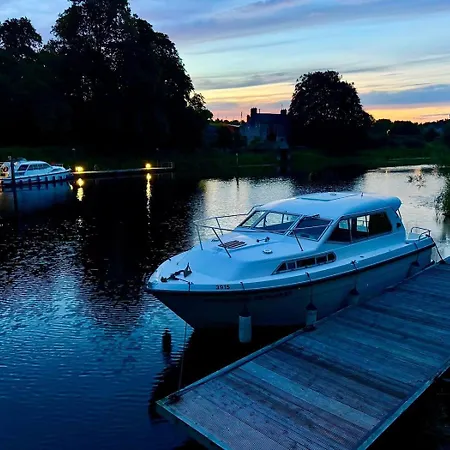 Campsite Luxury Waterfront Retreat I Private Hot Tub & Sauna I View