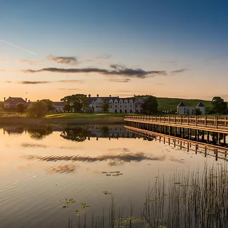 Kemping Luxury Waterfront Retreat I Private Sauna & Hot Tub