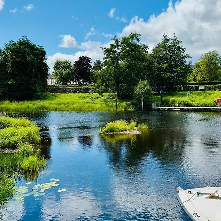 Luxury Waterfront Retreat I Private Hot Tub & Sauna I View
