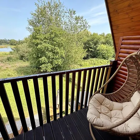 Luxury Waterfront Retreat I Private Hot Tub & Sauna I View