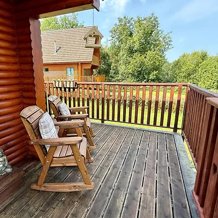 Luxury Waterfront Retreat I Private Hot Tub & Sauna I View Campsite *