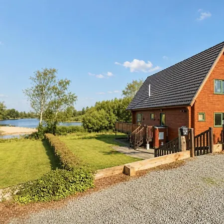 Luxury Waterfront Retreat I Private Hot Tub & Sauna I View