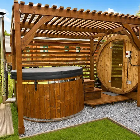 Campeggio Luxury Waterfront Retreat I Private Hot Tub & Sauna I View *