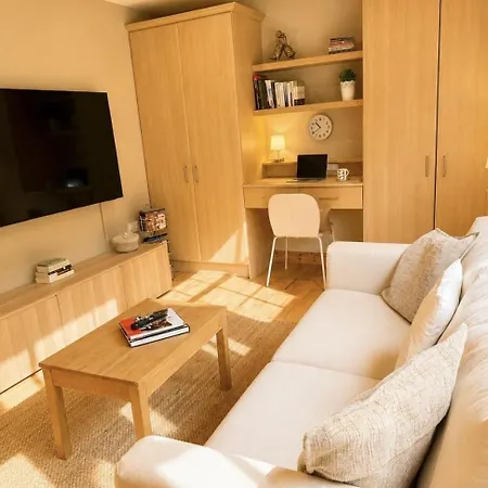 Luxury Waterfront Retreat I Private Hot Tub & Sauna I View