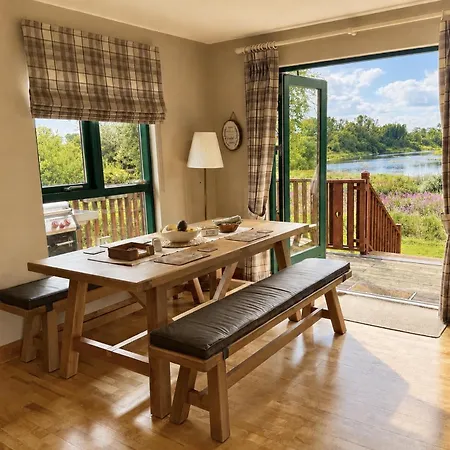 Luxury Waterfront Retreat I Private Hot Tub & Sauna I View Campeggio *