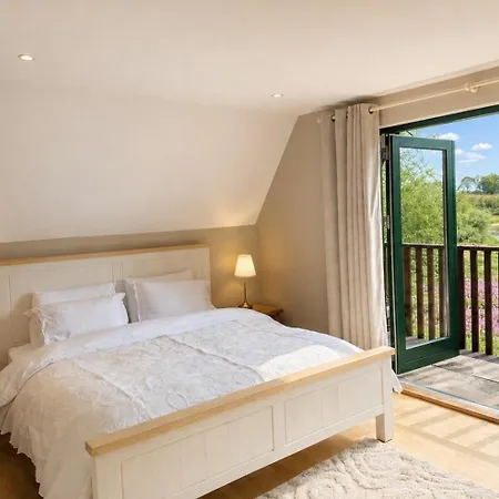 Campeggio Luxury Waterfront Retreat I Private Hot Tub & Sauna I View *