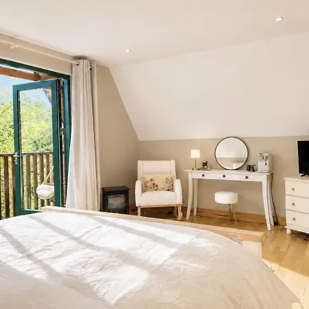 Campeggio Luxury Waterfront Retreat I Private Hot Tub & Sauna I View