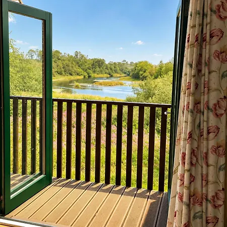 Luxury Waterfront Retreat I Private Hot Tub & Sauna I View Belturbet