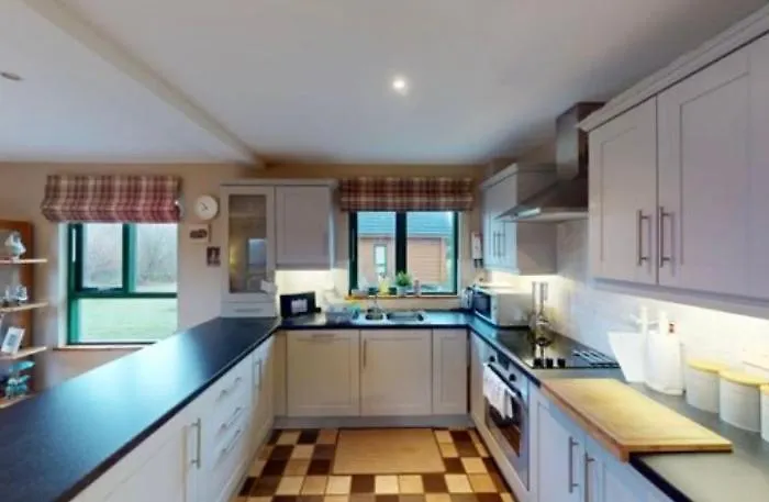 Luxury Waterfront Retreat I Private Sauna & Hot Tub