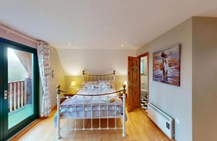 Luxury Waterfront Retreat I Private Sauna & Hot Tub