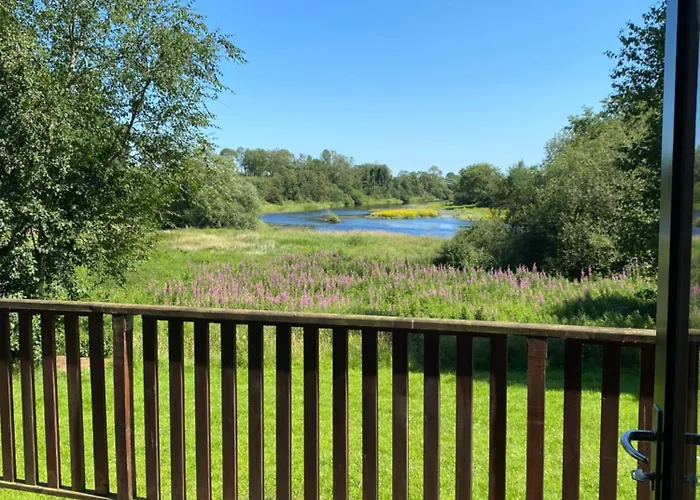 Luxury Waterfront Retreat I Private Sauna & Hot Tub * Belturbet