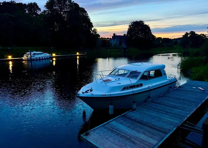 Kemping Luxury Waterfront Retreat I Private Sauna & Hot Tub