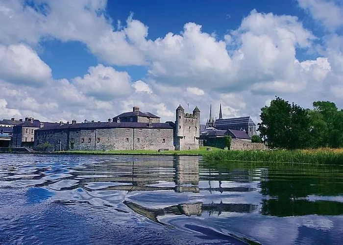 Kemping Luxury Waterfront Retreat I Private Sauna & Hot Tub *