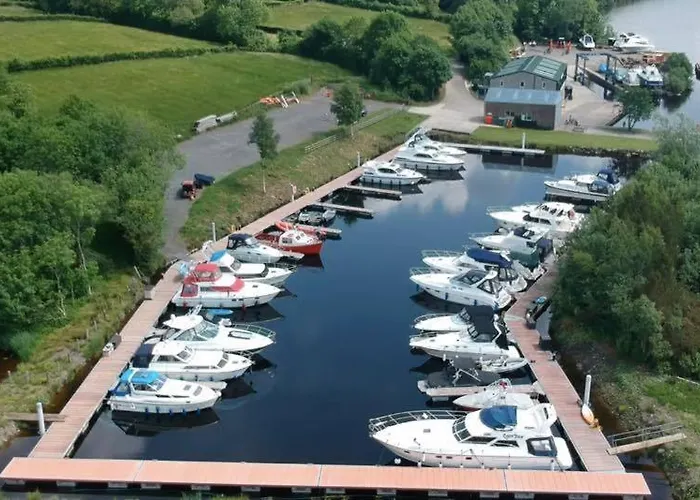 Luxury Waterfront Retreat I Private Sauna & Hot Tub Belturbet