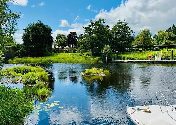 Luxury Waterfront Retreat I Private Sauna & Hot Tub