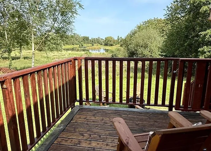 Kemping Luxury Waterfront Retreat I Private Sauna & Hot Tub