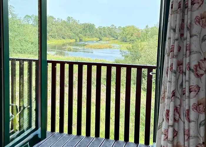 Kemping Luxury Waterfront Retreat I Private Sauna & Hot Tub