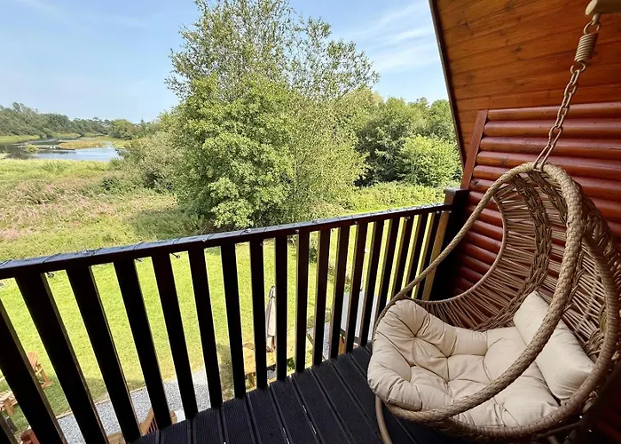 Luxury Waterfront Retreat I Private Sauna & Hot Tub