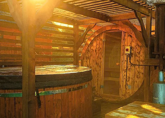 Kemping Luxury Waterfront Retreat I Private Sauna & Hot Tub *